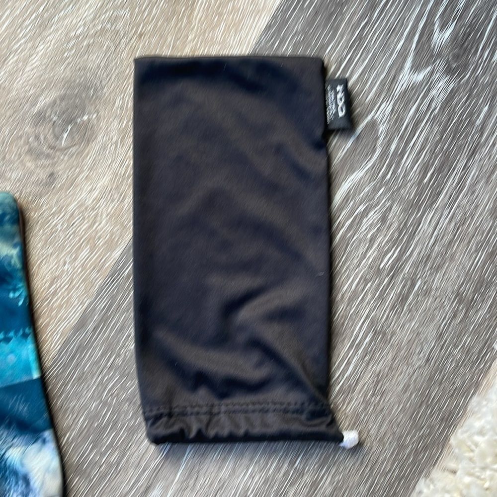 Bundle of 2 Oakley Soft Glasses Holders - Picture 3 of 3